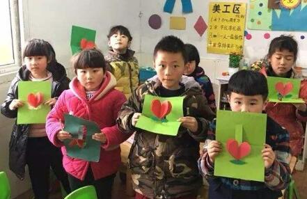 托班数学彩纸飘飘教案