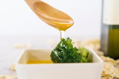 用橄榄油拌凉菜需要加热吗