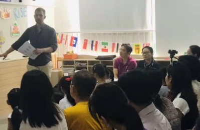 小学生路访“歪果仁”，上海瑞思表示：常规操作