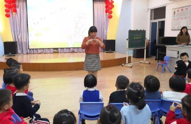 小班数学小猪洗澡教案