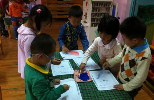 幼儿园小班雨天里的多多教案