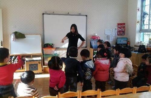 小班美术彩色花花布教案