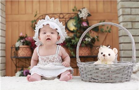 一岁宝宝断奶时喝奶粉的量是多少 一岁宝宝吃奶量标准