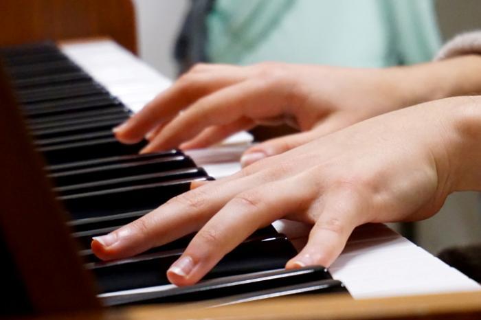 小孩子学钢琴的好处和坏处 孩子练钢琴有什么好处和坏处