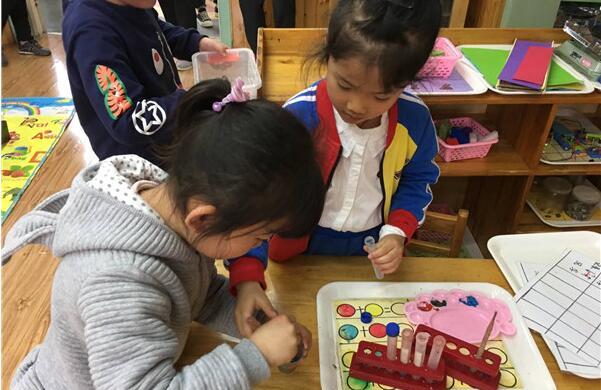 小班美术小鱼的新衣教案