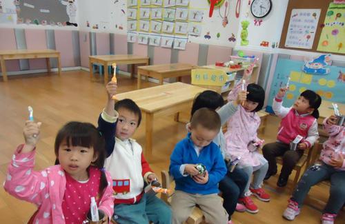 小班幼儿健康宝宝爱洗脸教案