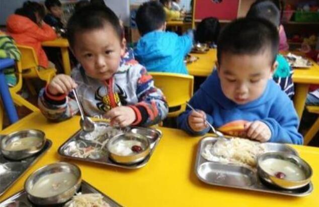 小班我会自己吃饭教案