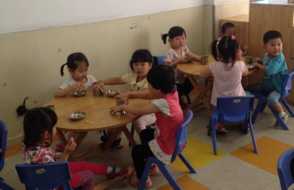小班独立进餐教案