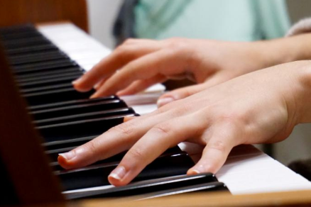 钢琴学多久可以弹曲子