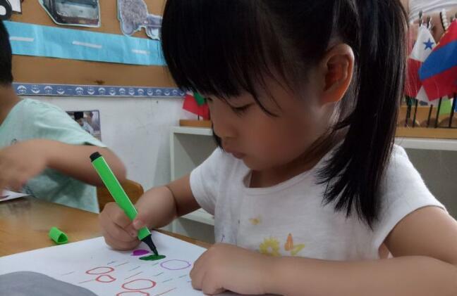 小班美术彩色的小雨点教案