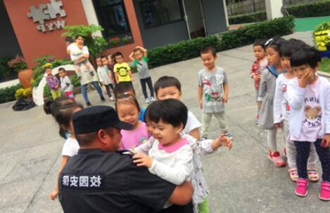 中班语言大熊的拥抱节教案