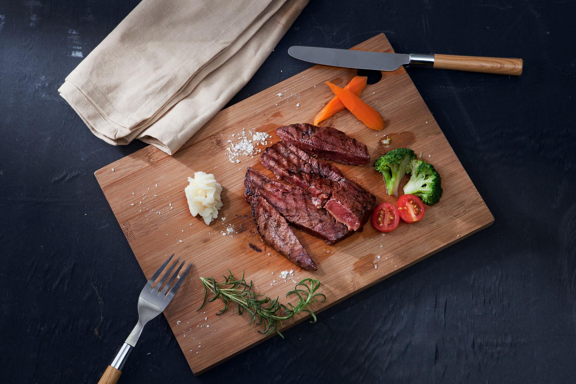 牛肉切开后里面发黑是什么原因