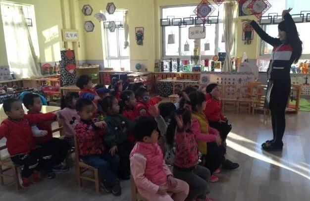 中班语言小薇薇笑了教案