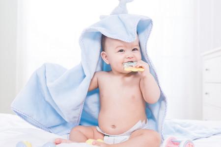 宝宝几个月开始用磨牙棒