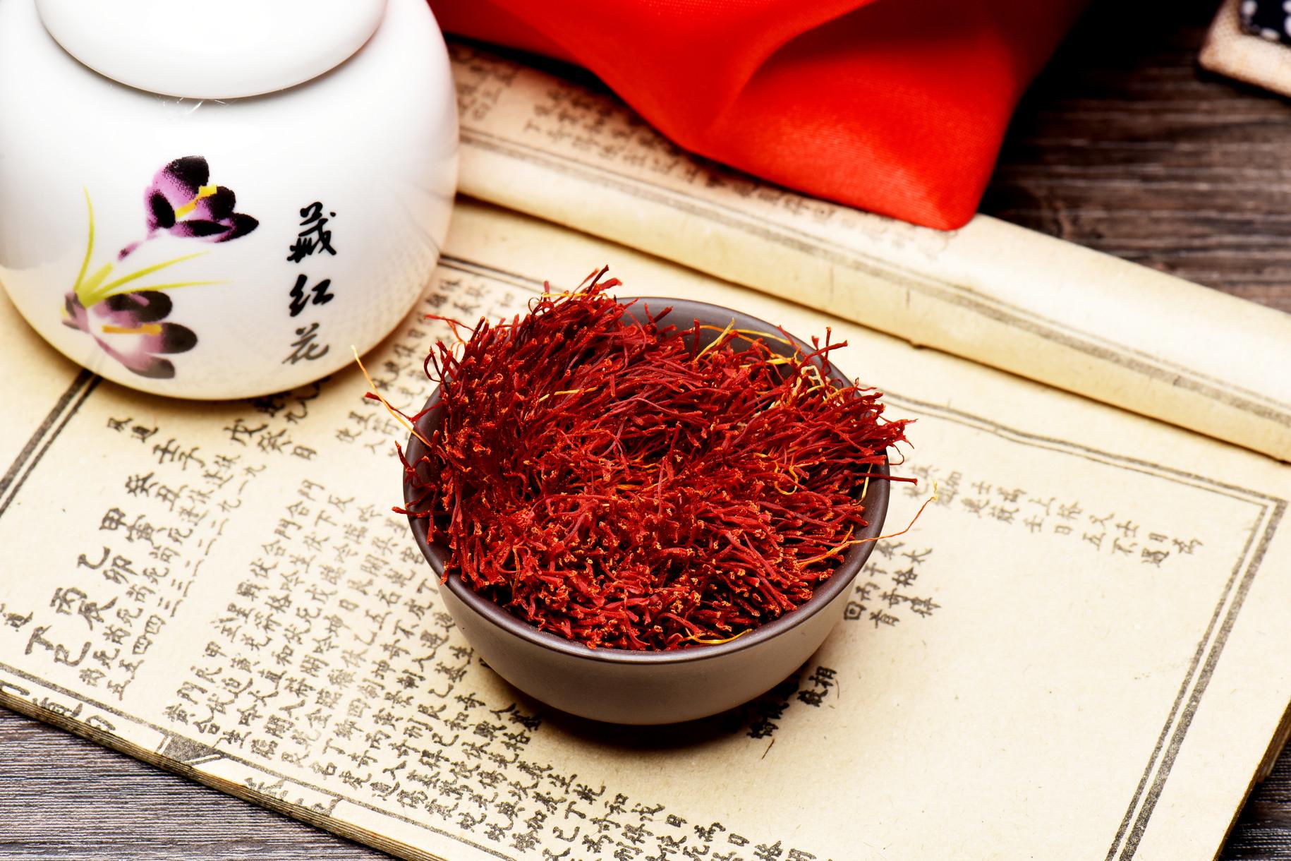 藏红花泡出来的水是什么颜色