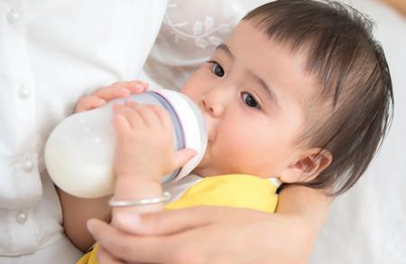怎么让宝宝用吸管杯喝奶