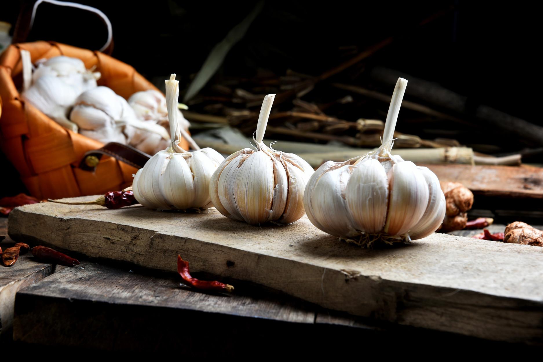 吃了大蒜能喝蜂蜜水吗 蜂蜜水和大蒜会中毒吗