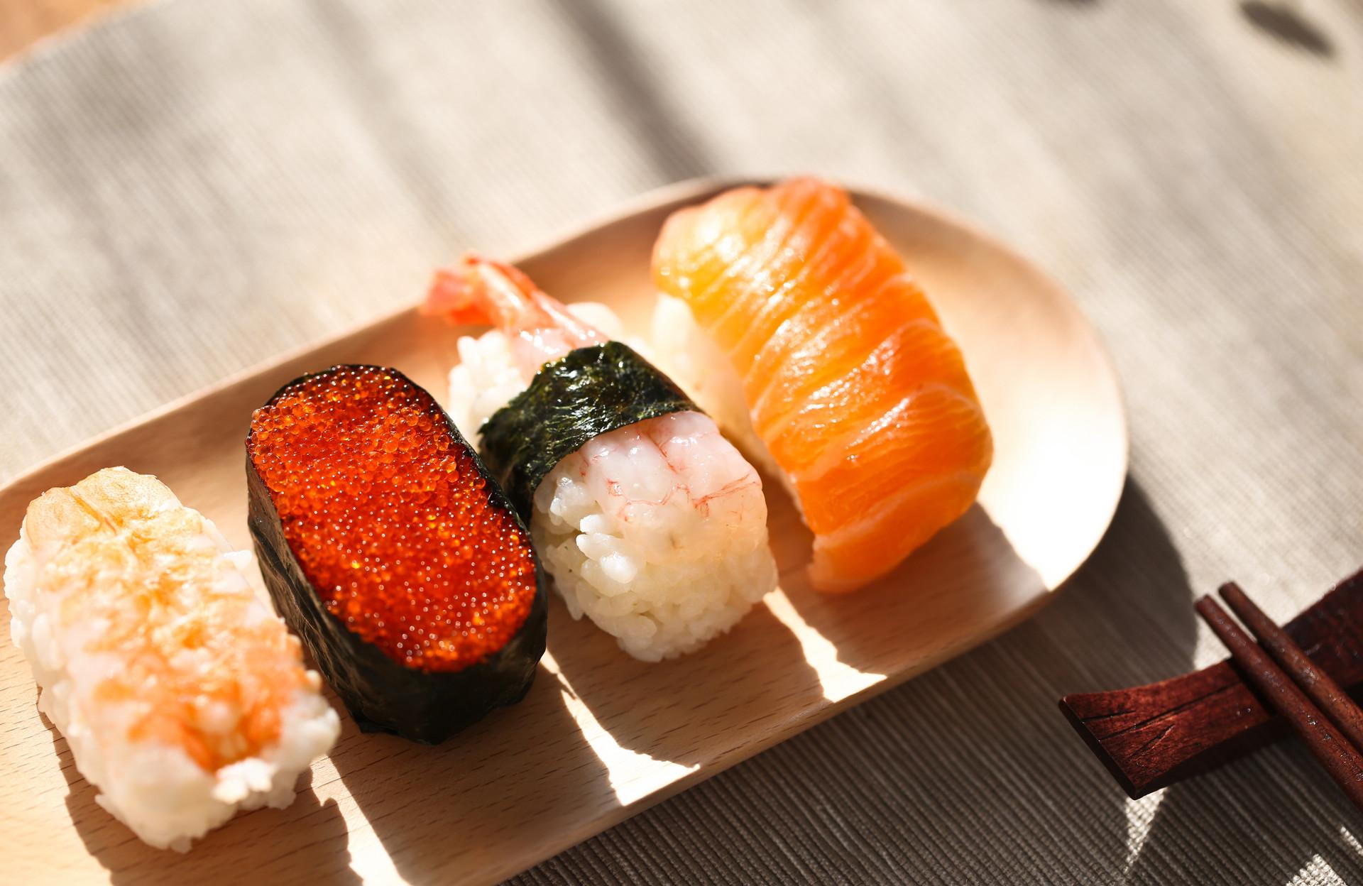 寿司上面的橙色颗粒是什么