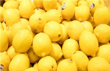 柠檬水白天喝会变黑是真的吗