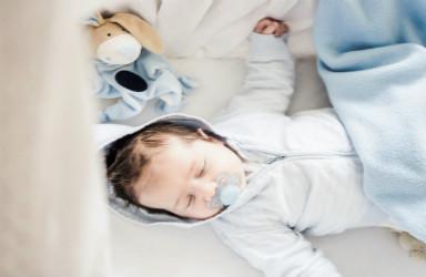 孩子睡觉踢被子，只是因为热？这种原因家长也要重视
