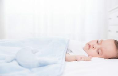 宝宝睡姿总是举手“投降”，真实原因父母知道？