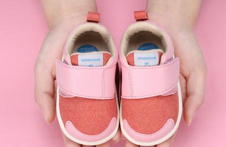 婴儿学走路穿软底鞋还是硬底鞋