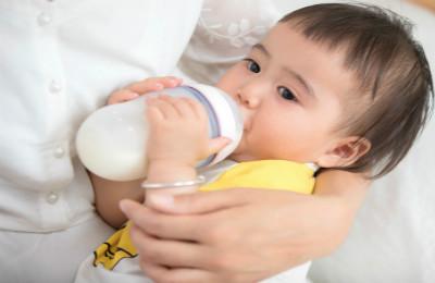 为什么宝宝不能躺着喂奶