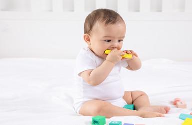 玩具陪宝宝入睡会影响他的视力？