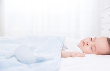 新生儿宝宝睡觉总是表情很难受是为什么