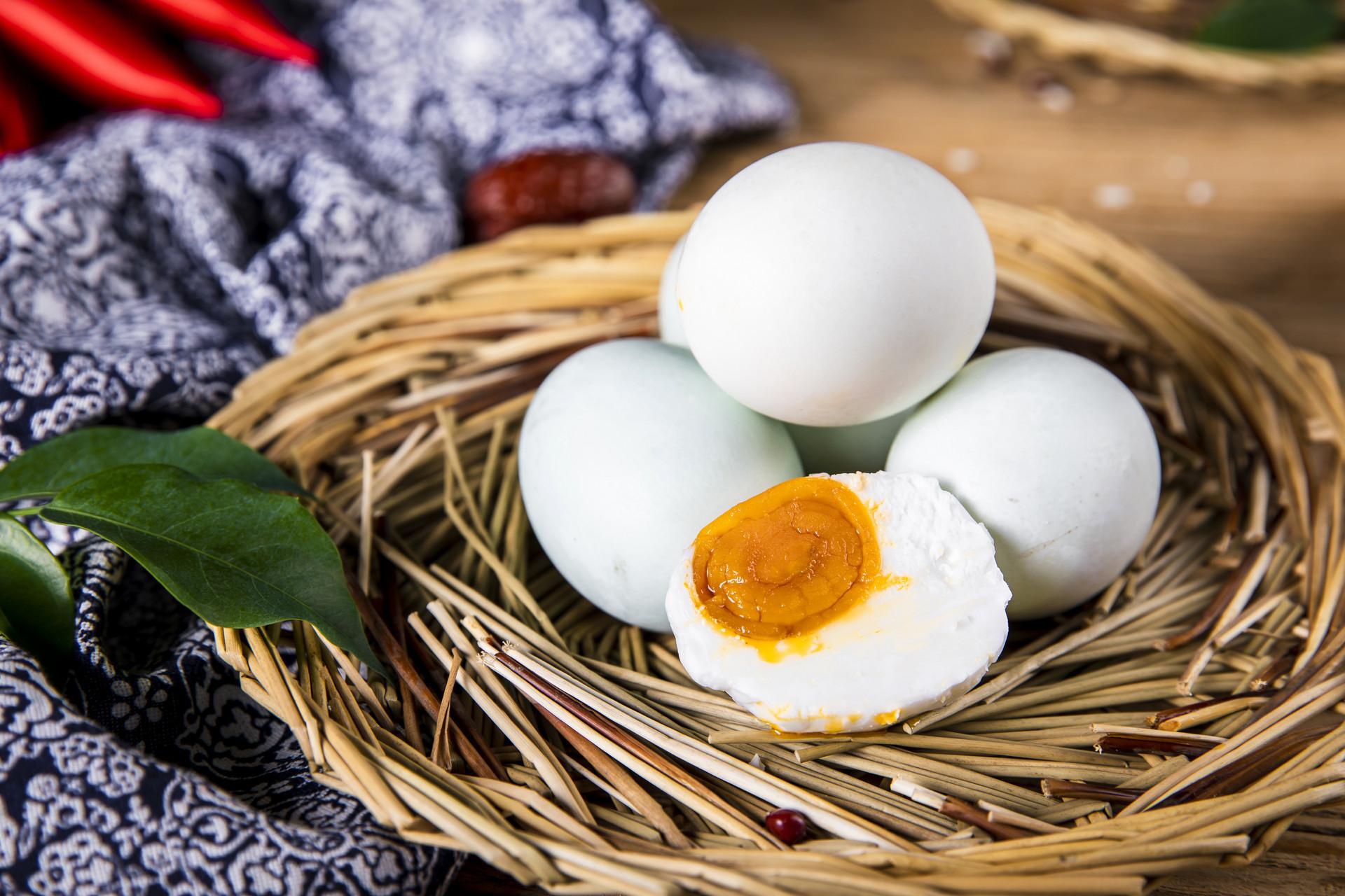 咸鸭蛋为什么蛋白发黄 咸鸭蛋蛋白发黄是坏了吗