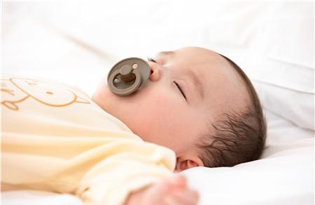 嬰兒多久可以枕枕頭 多大寶寶可以睡枕頭