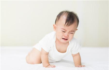 宝宝吃母乳时哭闹是怎么回事