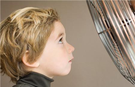 宝宝总爱摸风扇怎么办