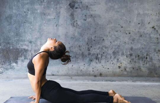 锻炼腹肌的瑜伽动作图解