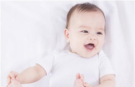 三个月孩子吐泡泡是怎么回事 三个月宝宝为什么吐泡泡