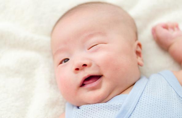 宝宝如果在1岁前，睡觉常有“反常举动”，恭喜，大脑发育达标了