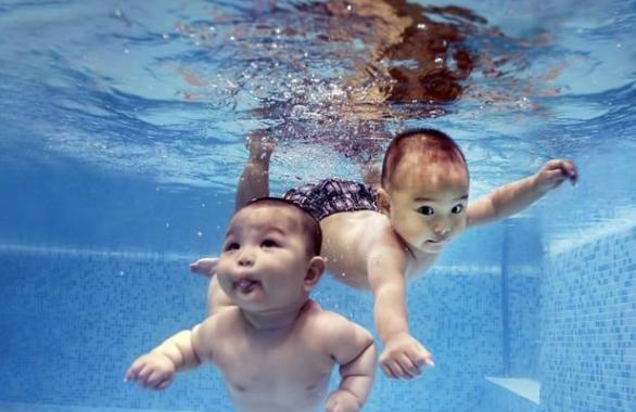 游泳是宝宝的“自带技能”，为啥长大却成了“旱鸭子”？答案在这
