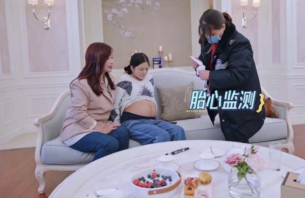 王灿带护士上综艺，露出孕肚做胎心监测，孩子活泼，“妊娠线”明显