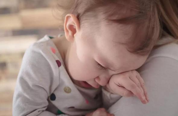 婴儿研究报告：宝宝一哭就抱，会获得3种“能量”，促进大脑生长