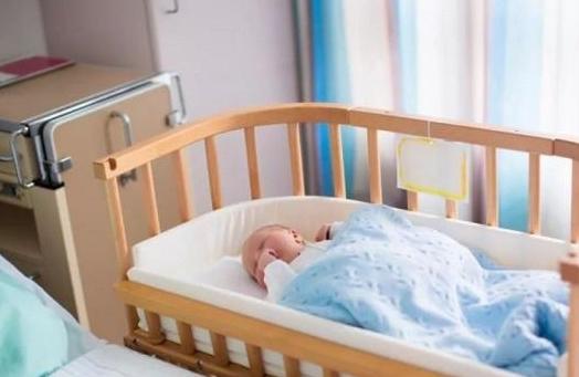6个月女婴被卡床栏窒息，午睡中的妈妈毫无察觉，发现时已经晚了