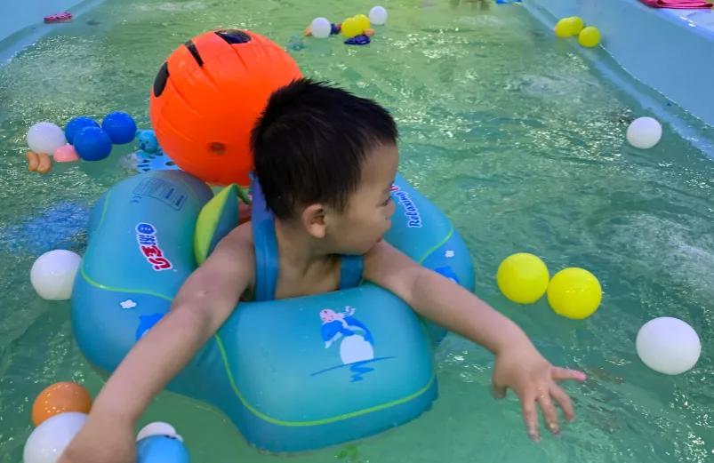 为什么建议多带孩子游泳，这些好处就是最好的理由