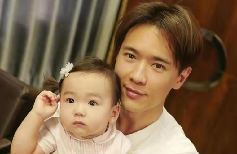 有种“美少女”叫董璇女儿，开直播教化妆，孩子爱美该不该阻止