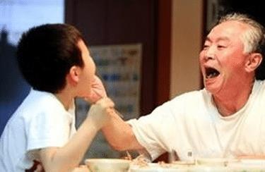 帮儿子带娃和帮女儿大不相同，两位老人的独白，流露出“心酸”
