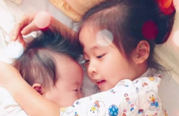 “你得让着弟弟”，女儿一句话让妈妈哑口无言，请家长停止偏心