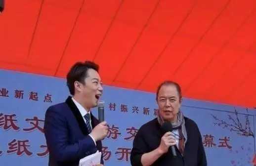 64岁张铁林近照：拿着烟宛若“吞云吐雾”，啤酒肚好似5个月孕妇