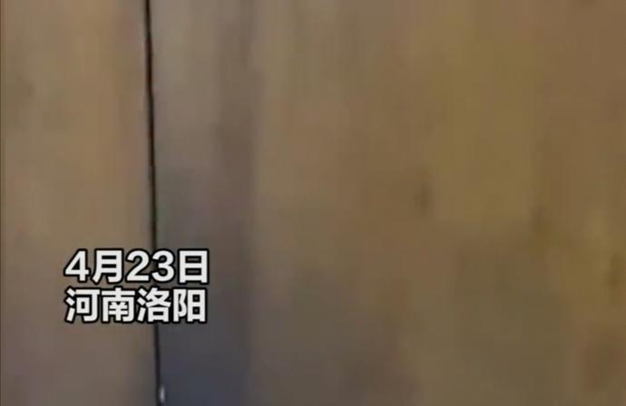 孩子发烧医院排队400号，医生却踩点吃饭！家长：他凭什么不加班