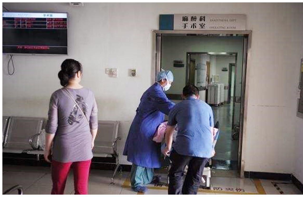 新生儿出产房，奶奶想抱，却被姥姥抢先，原因反倒让奶奶羞愧