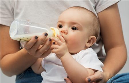 宝宝喝药可以和奶粉一起喝吗 宝宝可以把药放进奶粉里面喂吗