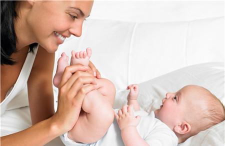 怎样看婴儿的腿纹是否对称 婴儿腿纹不对称的原因