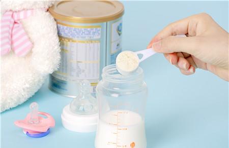 宝宝换奶粉后奶量减少正常吗 宝宝转奶吃奶量会降低吗
